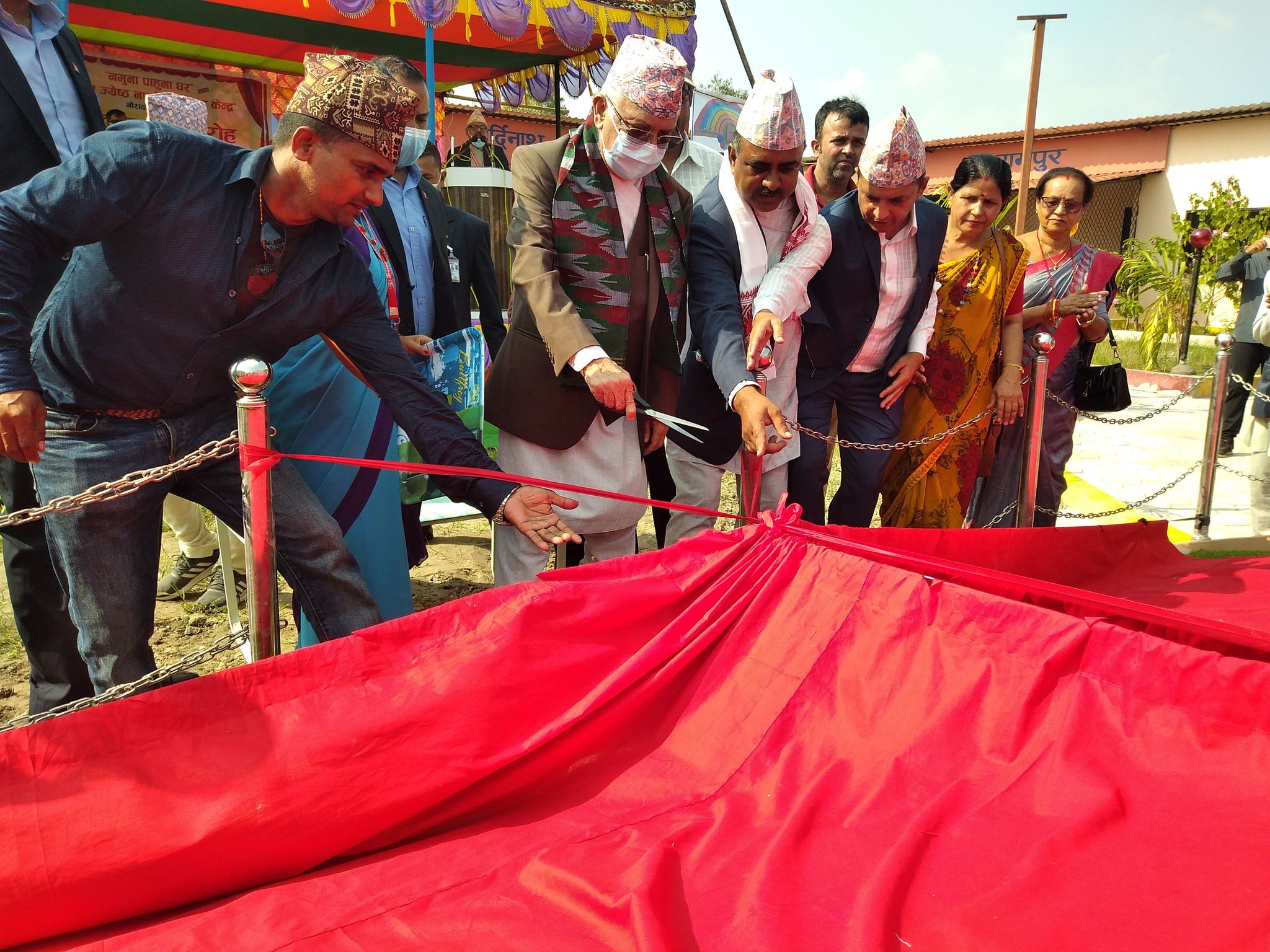 गौरादहमा निर्मित नमुना पाहुना घरको अध्यक्ष केपी शर्मा ओलीद्वारा उद्घाटन