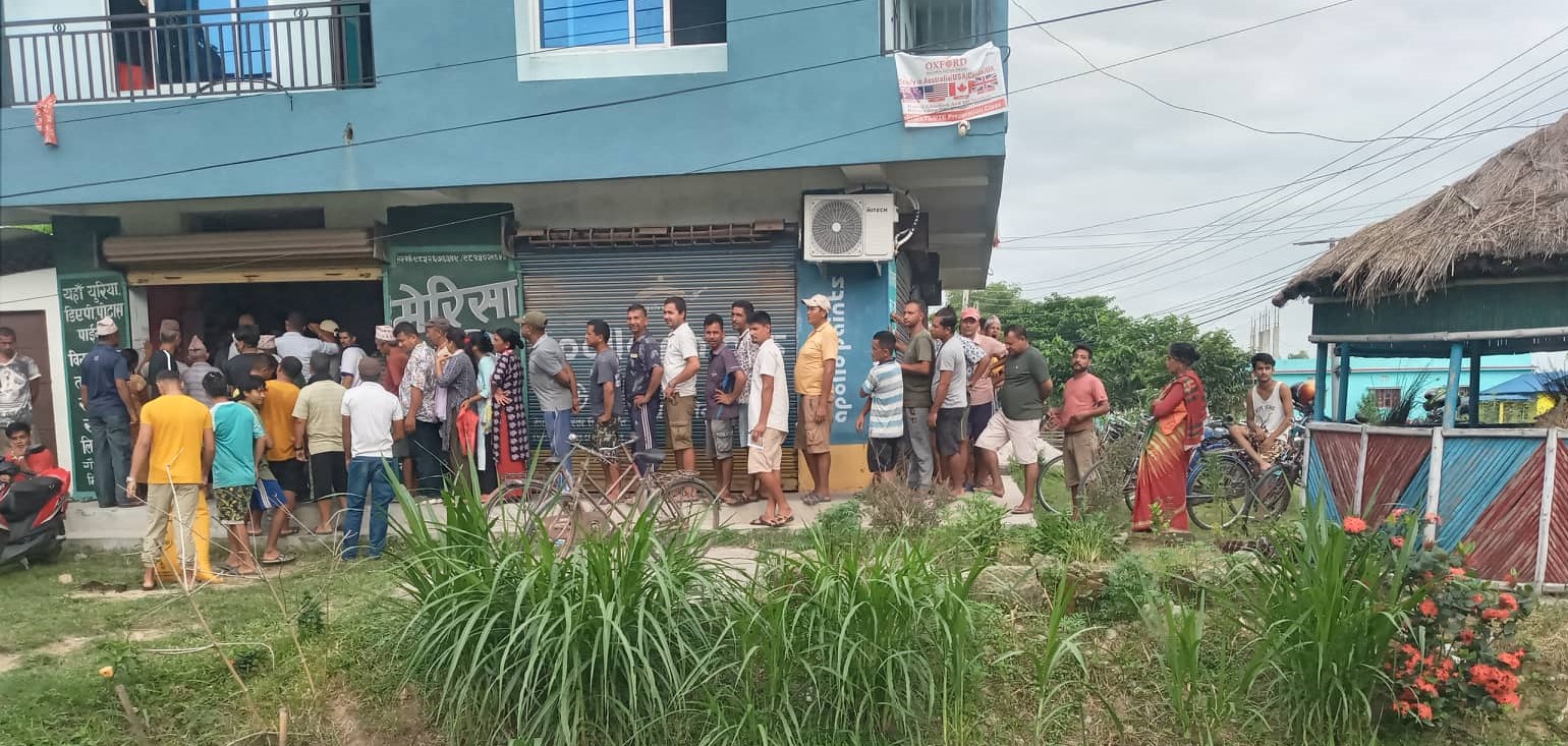 रासायनिक मलको हाहाकार, उज्यालो नहुदै किसान लाइनमा