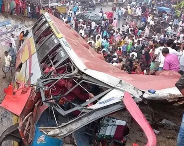 बंगलादेशमा बस दुर्घटना हुँदा १७ जनाको मृत्यु