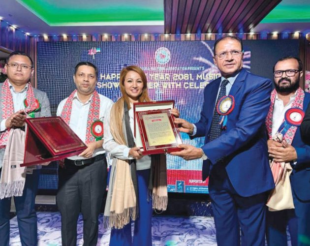 युएईमा दुई तले बस चलाउने शान्ति भण्डारीलाई राष्ट्रिय लोक सांस्कृतिक संघद्वारा सम्मान