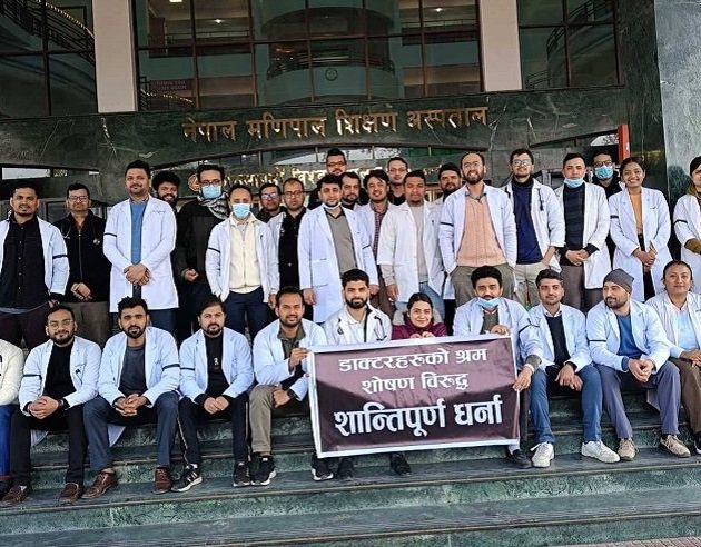 आन्दोलनरत आवासीय चिकित्सकहरूद्वारा ‘पेन डाउन’ गर्दै विरोध प्रदर्शन
