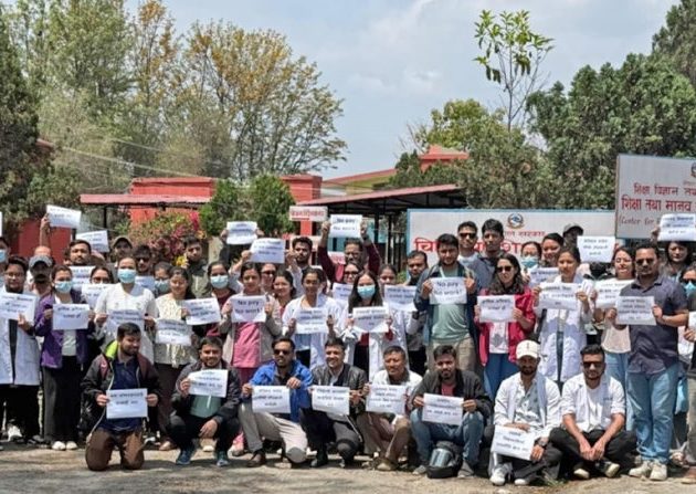 चिकित्सा शिक्षा आयोगमा आवासीय चिकित्सकको घेराउ, कार्यदलको खारेजीको माग गदै आयोगमा धर्ना