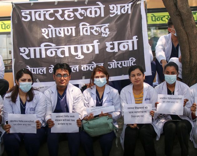 सरकारले तोकेको पारिश्रमिक माग राख्दै धर्नामा आवासीय चिकित्सक