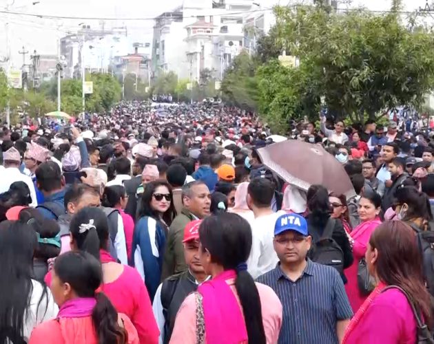 विद्यालय शिक्षा ऐन जारी नभएसम्म घर नफर्किने भन्दै शिक्षकहरु आज पनि धर्नामा
