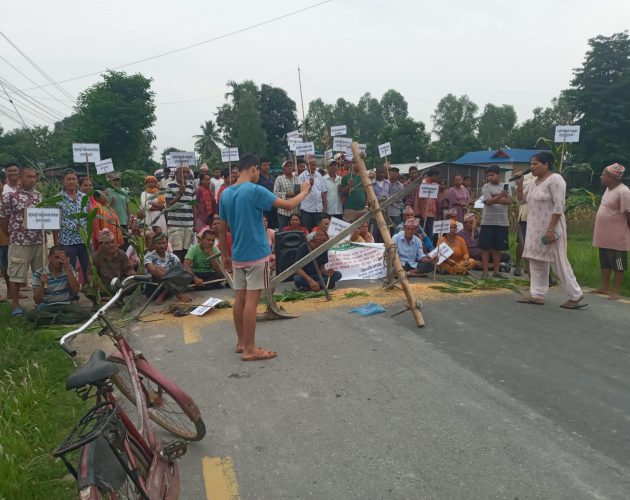 चैते धानले निर्धारण गरेको मूल्य नपाउँदा गौरादहका किसानहरुले गरे बिरोध