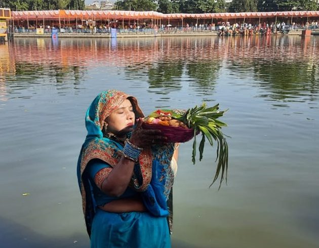 छठ पर्वको मुख्य दिन आज साँझ अस्ताउँदो सूर्यलाई पूजा आराधना गरी अर्घ दिइँदै