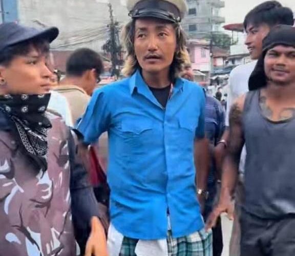 जेनजी आन्दोलनका क्रममा इलाका प्रहरी कार्यालय दमकबाट प्रहरीको पोशाक लुटेर दुरुपयोग गर्ने एक युवक पक्राउ