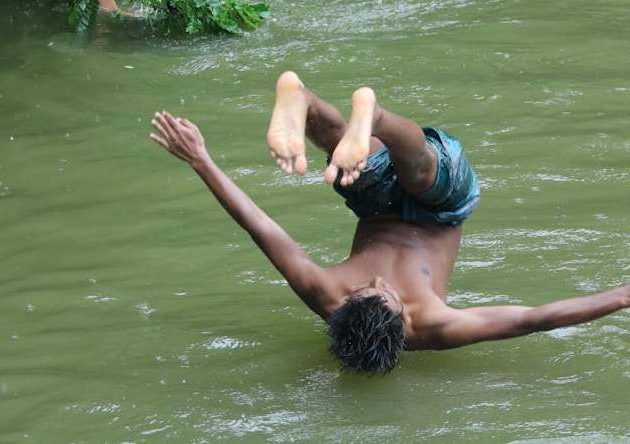 पौडी खेल्ने क्रममा उल्टी जम्प हान्दा एक युवकको गर्दन भाच्चियो