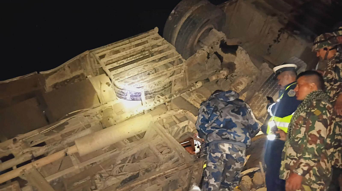 धादिङ बस दुर्घटनामा २ विदेशी नागरिकसहित १७ जनाको मृत्यु 4 Online Bichar विकास, समृद्धी र सुशासनको पहरेदार