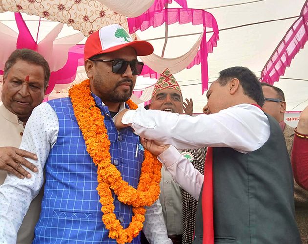 नवलपरासीका रास्वपा सभापति महेन्द्र सिंह ठकुरी नेपाली कांग्रेसमा प्रवेश