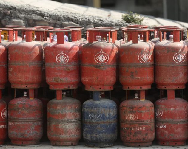 खाना पकाउने ग्यास र सवारीसाधनमा प्रयोग हुने इन्धनको कृत्रिम अभाव सिर्जना गर्ने तथा कालोबजारी गर्नेलाई कारबाही गर्ने चेतावनी