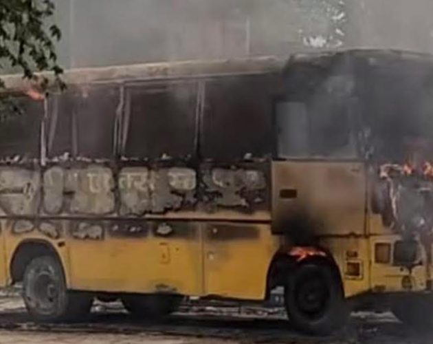 तिलोत्तमामा स्कुल बसमा आगलागी, बस पूर्ण रूपमा जलेर नष्ट