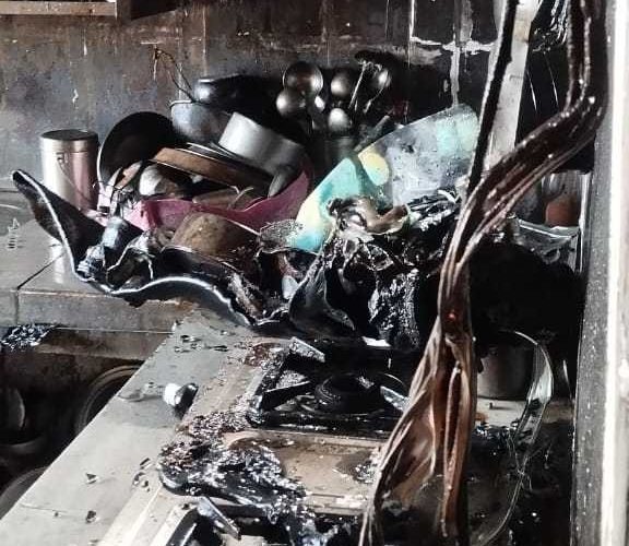 दमकमा फ्रिजको तार सर्ट भई घरको किचनमा आगलागी, २ लाख बराबरको क्षति