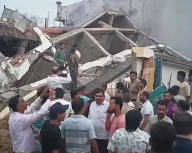 भारतमा बहुतले भवन भत्किँदा एक जनाको मृत्यु, धेरै मानिसहरू भग्नावशेषमा पुरिएको आशङ्का