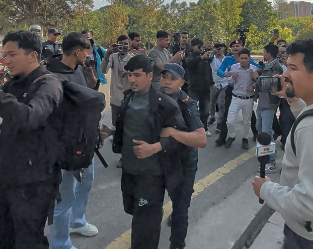 सिंहदरबारभित्र नेविसंघको प्रदर्शन: गृहमन्त्रीको राजीनामा माग्ने कार्यकर्ता पक्राउ