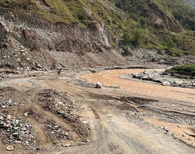 वर्षाका कारण पहिरो खस्दा देशका विभिन्न क्षेत्रका मुख्य राजमार्ग अवरुद्ध
