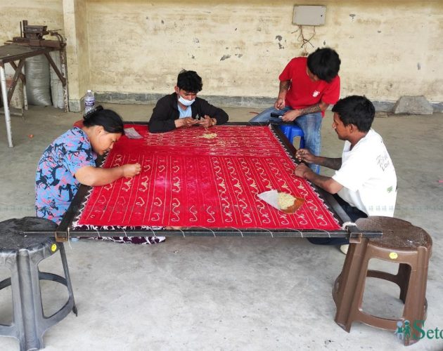सुकुम्बासी बस्ती भत्किएपछि होल्डिङ सेन्टरमा सीप सिक्दै प्रभावितहरू
