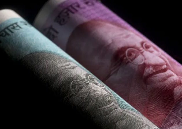 पाँच दिनदेखि भारतीय रुपैयाँ ओरालो, इतिहासकै तल्लो स्तरमा