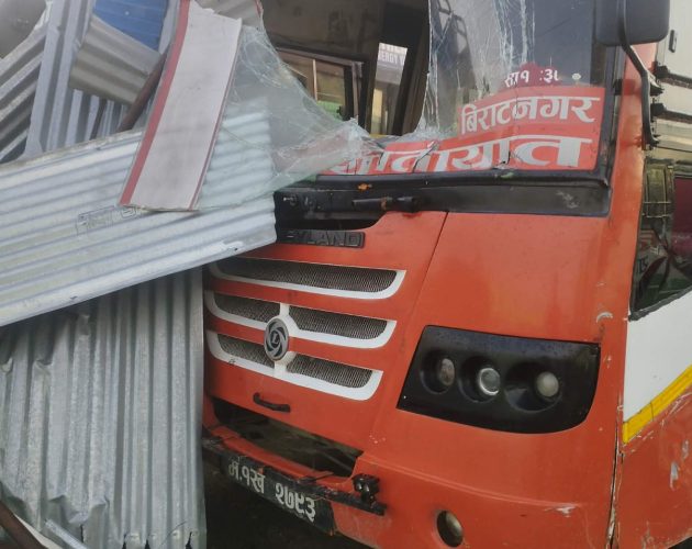 हावाहुरीले बसको सिसा फुट्यो