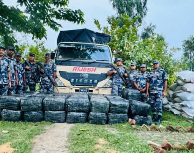 मोरङबाट धानको भुसमुनि लुकाएर लैजाँदै गरेको ९२२ किलो गाँजा बरामद