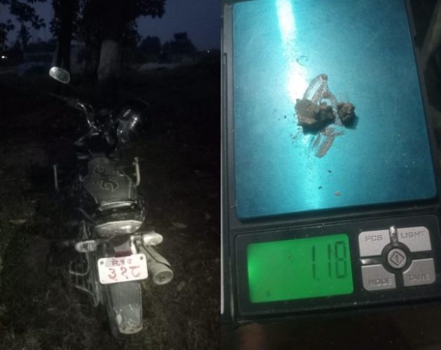 सरकारी नम्बर प्लेटको मोटरसाइकलमा ब्राउन सुगर, दुई जना पक्राउ