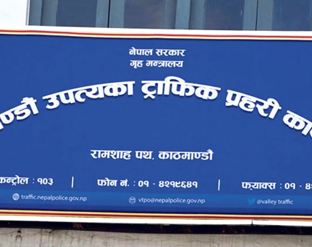 कालो स्टिकर लगाएका सवारीमाथि ट्राफिकको कडा कारबाही सुरु
