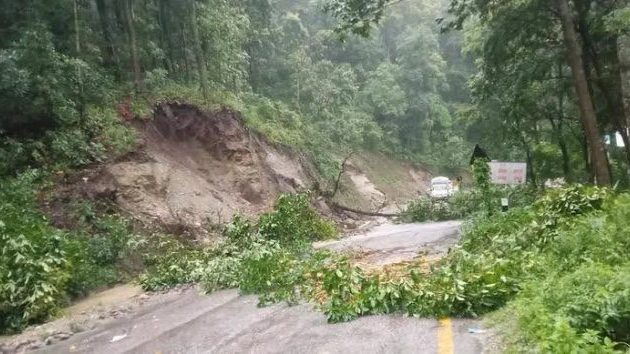 लगातार वर्षापछि मेची राजमार्गका दुई स्थानमा पहिरो, यातायात अवरुद्ध
