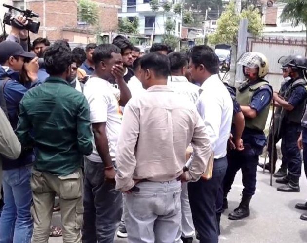 कलैया अधिवेशन विवाद: रास्वपा केन्द्रीय कार्यालयमा कार्यकर्ताको धर्ना