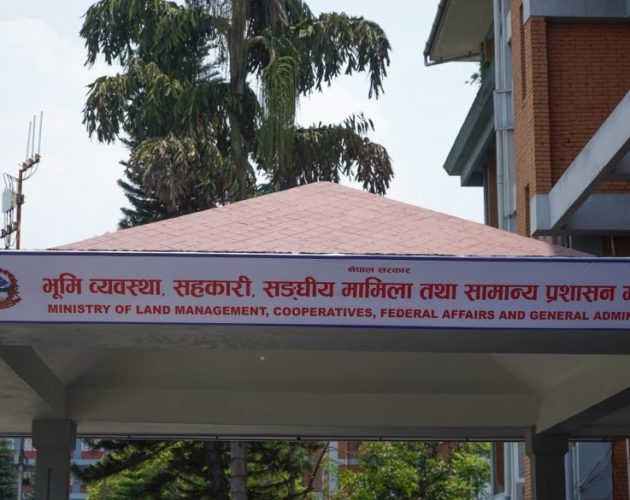 विदेशी आवासीय अनुमति लिएर कार्यालयमा अनुपस्थित ४ कर्मचारीसँग स्पष्टीकरण माग