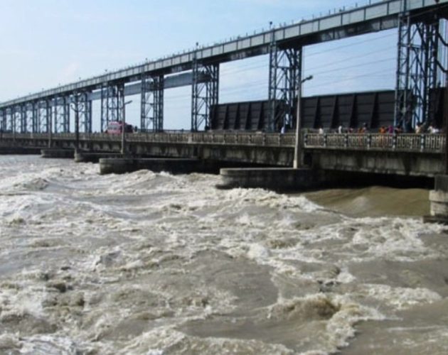 कोसी नदीमा जलसतह बढ्दै, ब्यारेजका ५२ वटा ढोका खोल्ने तयारी