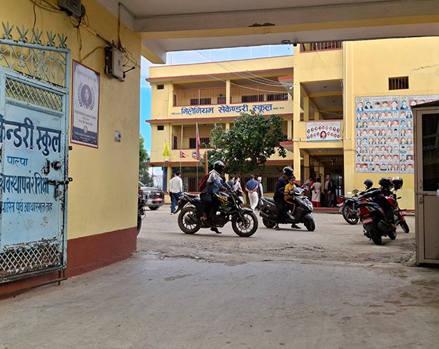 पाल्पामा विद्यालयको भान्सामा ग्यासको पाइप फुस्किएर आगो लाग्दा एक बालिका घाइते