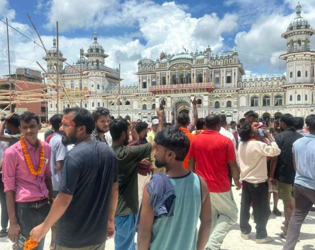 जानकी मन्दिर परिसरमा हर्क साम्पाङको विरोध, दर्शन नगरी फर्किए