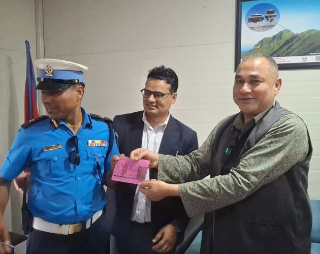 हेलमेटबिना बाइक चलाएका मुख्यमन्त्री कमलबहादुर शाह ट्राफिक कारबाहीमा