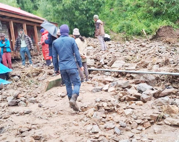 डोल्पामा लेदोसहितको बाढी : एक महिलाको मृत्यु, ६ जना घाइते