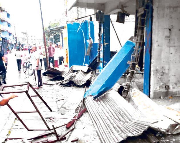 कोशी अस्पतालको अतिक्रमित जग्गामा डोजर, वर्षौंदेखि बनेका व्यावसायिक सटर भत्काइयो