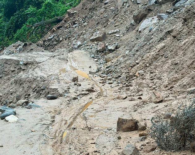 सडक अवरुद्ध हुँदा मेची राजमार्ग र तमोर करिडोरमा आवागमन बन्द