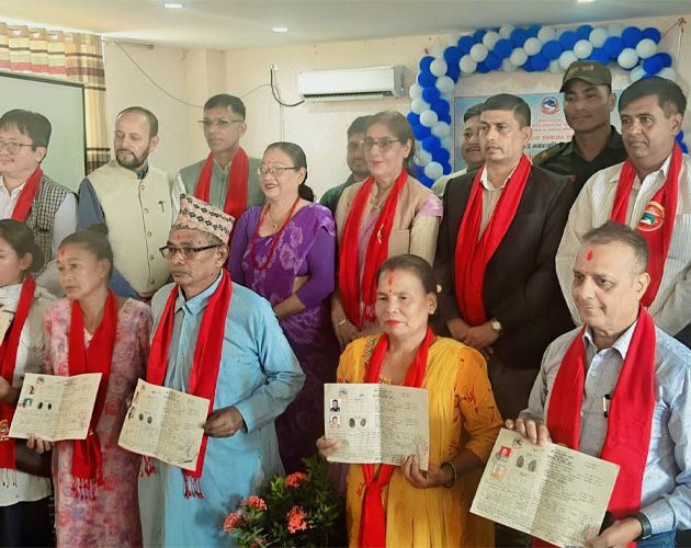 झापाका विभिन्न पालिकामा भूमिहीन र अव्यवस्थित बसोबासीलाई धनीपुर्जा वितरण