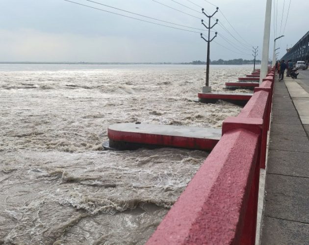 सप्तकोसीमा पानीको बहाव बढ्यो, जोखिम सङ्केतस्वरूप २१ ढोका खोलियो