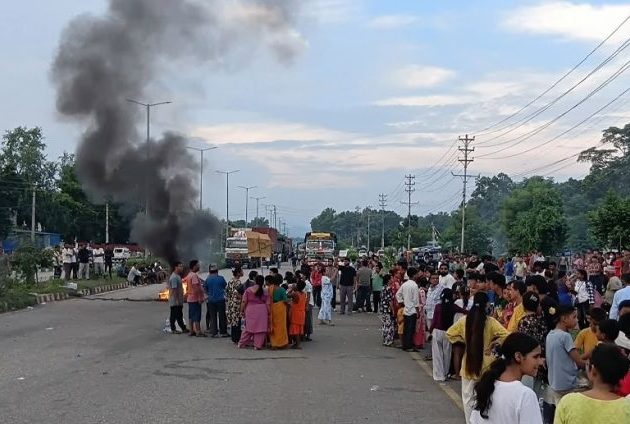 बालिका हत्या विरोधमा सिमरामा ७ घण्टादेखि सडक अवरुद्ध, सयौँ सवारी अलपत्र