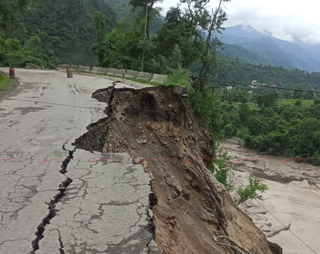 कृष्णभीरमा १०० मिटर सडक भासियो, वैकल्पिक मार्ग खोजिँदै