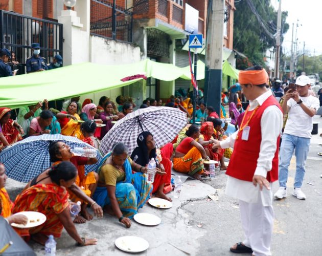 सम्झौता कार्यान्वयनको माग गर्दै चार दिनदेखि पुल्चोकमा लघुवित्त पीडितको धर्ना, दुर्गा प्रसाईंलाई बाहिर निस्कन रोक