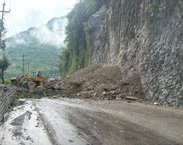 पहिरो पन्छाइएपछि मुग्लिन–नारायणगढ सडक पुनः दुईतर्फी सञ्चालनमा