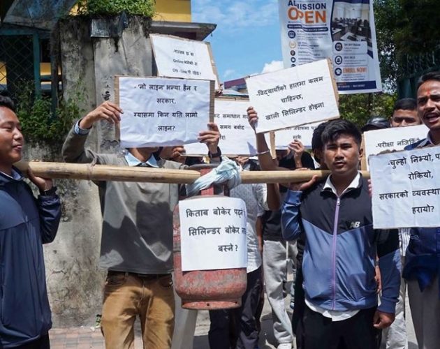 ग्यास अभावविरुद्ध नेविसंघको प्रदर्शन, रित्तो सिलिन्डर बोकेर घण्टाघर पुगे विद्यार्थी