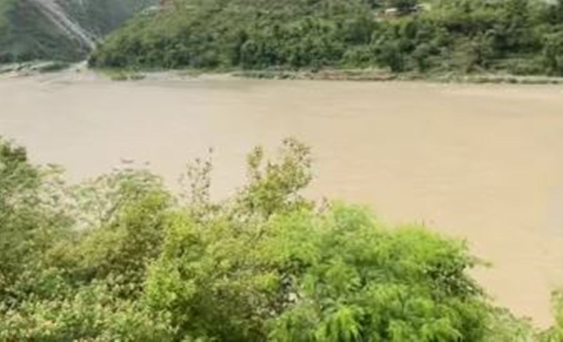सुनकोसी नदीमा कार खस्दा तीनजना बेपत्ता 5 Online Bichar विकास, समृद्धी र सुशासनको पहरेदार