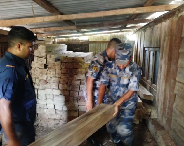 इलामको फर्निचर उद्योगबाट ६ लाख मूल्यको २०० क्यूफिट अवैध सालको काठ बरामद