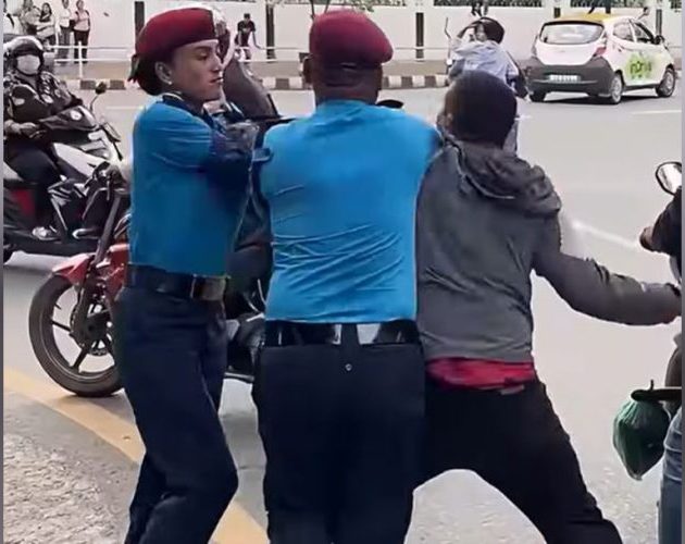 ड्युटीमा खटिएका ट्राफिक प्रहरीमाथि हातपात, एक पक्राउ