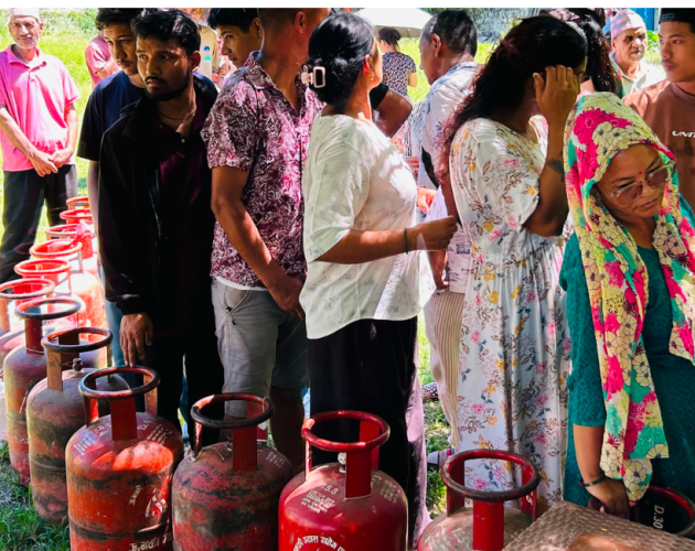 बुटवलमा ग्यासको अभाव, सिलिन्डर लिन बिहानैदेखि उपभोक्ताको लामो लाइन