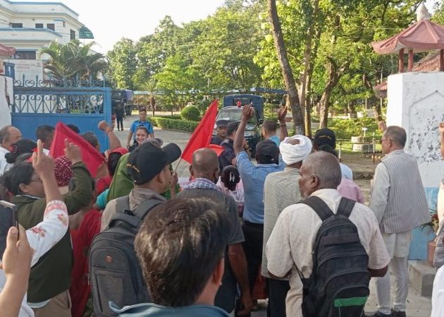मिटरब्याजविरुद्ध झापामा पीडितको धर्ना, प्रशासन र प्रहरी कार्यालयअगाडि प्रदर्शन