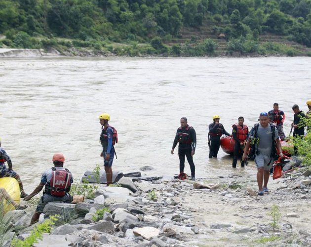 सुनकोसीमा खसेको कार र तीन यात्रु अझै बेपत्ता, खोजीमा ड्रोन र म्याग्नेट प्रयोग