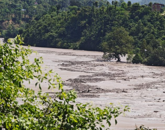 भोटेकोसीमा बाढीपछि चितवनमा उच्च सतर्कता, नदी किनारका बासिन्दालाई सुरक्षित स्थानमा सारियो